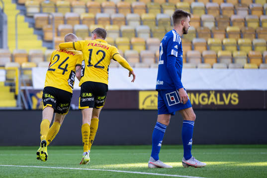 Elfsborgs Johan Larsson jublar med Alexander Bernhardsson