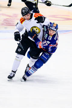 Brynäs Adam Pettersson blir tacklad av Växjös Glenn