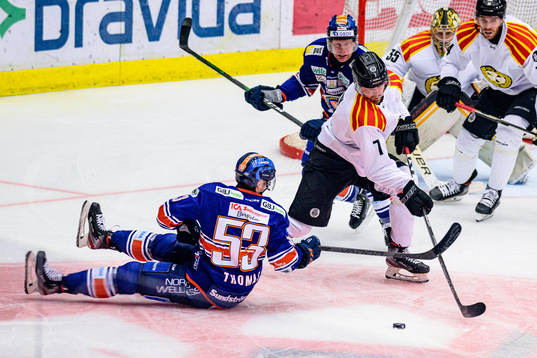 Brynäs Marcus Björk mellan Växjös Benjamin Thomas och