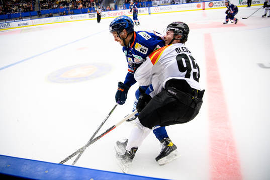 Växjös Peter Andersson tacklar Brynäs Nick Olesen