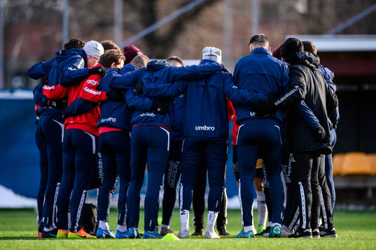 Örgrytes spelare samlas i en ring