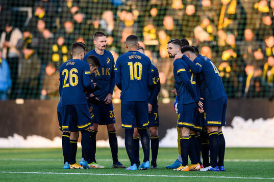 s spelare samlas i en ring inför andra halvlek under fotbollsmatchen i Svenska Cupen mellan AIK och Örgryte den 19 februari 2022 i Stockholm. 