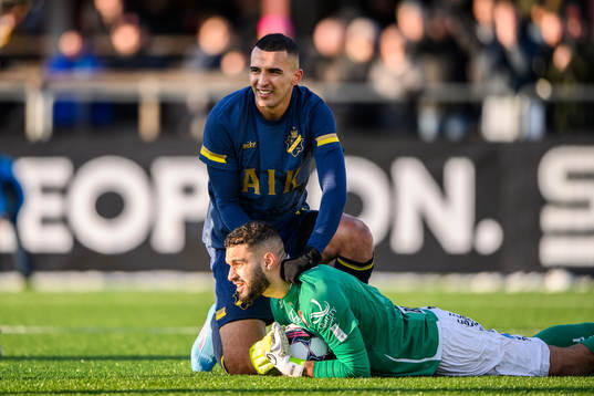 s Nabil Bahoui och Örgrytes målvakt Sixten Mohlin under fotbollsmatchen i Svenska Cupen mellan AIK och Örgryte den 19 februari 2022 i Stockholm. 