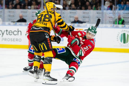Skellefteås Jayce Hawryluk tacklar Frölundas Nicklas Lasu