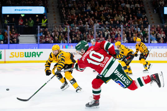 Frölundas Jens Olsson skjuter ett skott