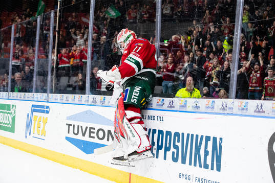 Frölundas målvakt Niklas Rubin jublar framför klacken