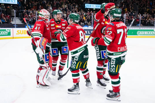 Frölundas målvakt Niklas Rubin jublar med lagkamrater