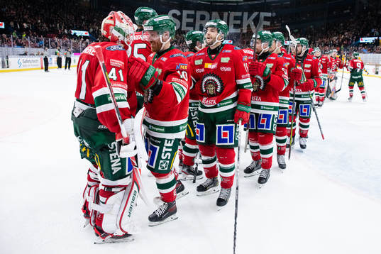 Frölundas målvakt Niklas Rubin jublar med lagkamraterna