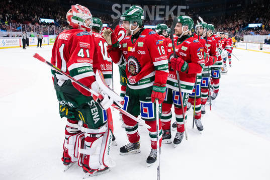 Frölundas målvakt Niklas Rubin jublar ihop med Stefan