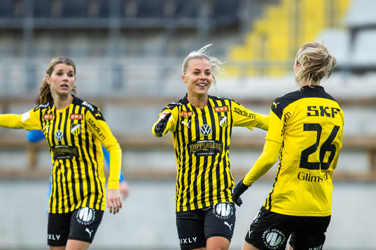 Häckens Andrine Stolsmo Hegerberg, Lotta Ökvist och Julia Karlernäs jublar efter 3-2 målet