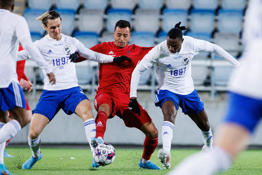 IFK Norrköpings Jonathan Levi och Godswill Ekpolo i kamp med Östers Marc Rochester Sörensen
