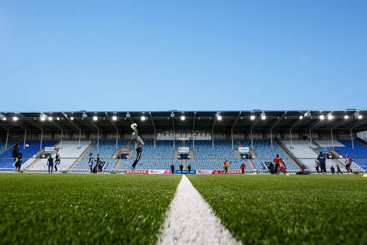 Spelarna värmer upp på arenan innan fotbollsmatchen i Svenska Cupen mellan IFK Norrköping och Öster den 19 februari 2022 i Norrköping. 