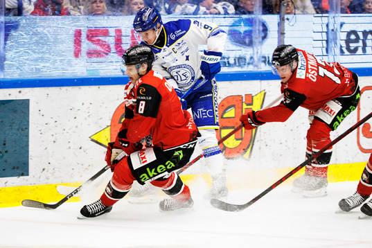 Malmö Redhawks Johan Olofsson och Kalle Östman mot