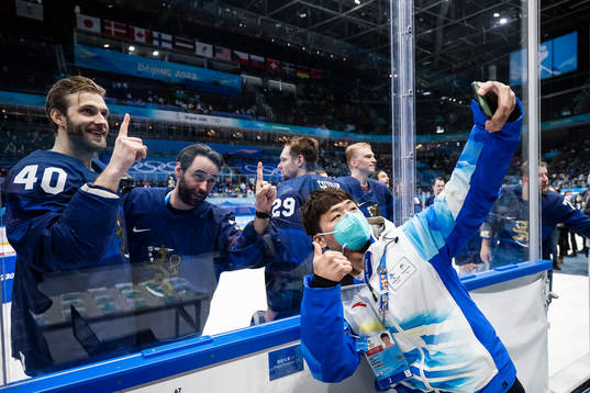 A volunteer takes a selfie with Petteri Lindbohm of Finland