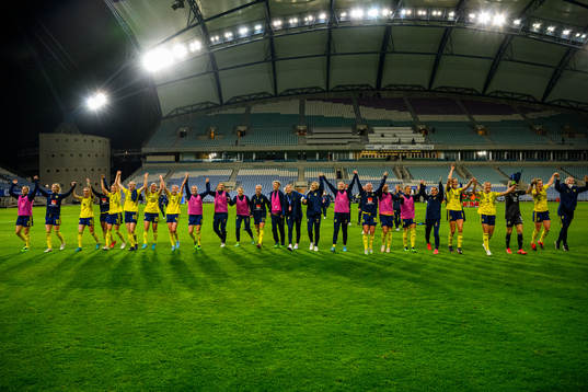 Players of Sweden thank the spectators