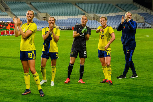 Fridolina Rolfö, Amanda Nildén, goalkeeper Jennifer Falk and Anna Anvegård of Sweden thank the spectators