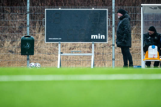 Ängelholms tränare Roar Hansen bredvid resultat tavla som slocknat