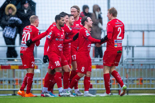 Värnamos spelare jublar efter 0-2 av Haris Avdiu ( i mitten)