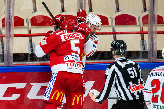 Moras Albin Grewe och Troja/Ljungbys Niklas Enberg i dispyt