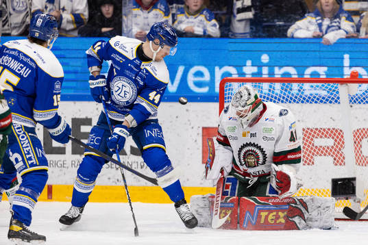 Leksands Carter Ashton och Frölundas målvakt Niklas Rubin