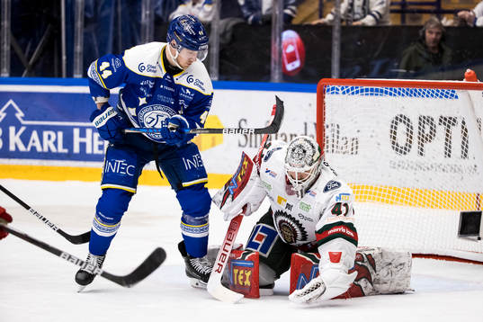 Leksands Carter Ashton och Frölundas målvakt Niklas Rubin