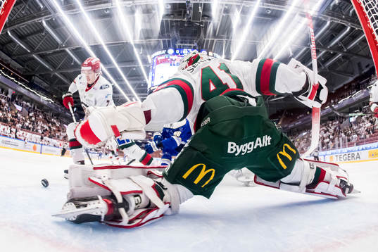 Frölundas Simon Edvinsson och Frölundas målvakt Niklas