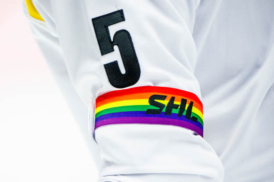 Pride-bindel på Brynäs Chay Genoway