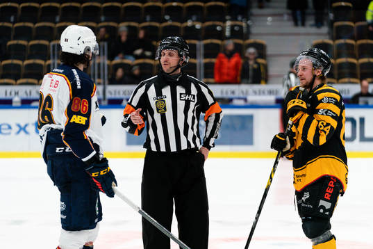 Djurgårdens Eric Gelinas och Skellefteås Jonathan Pudas