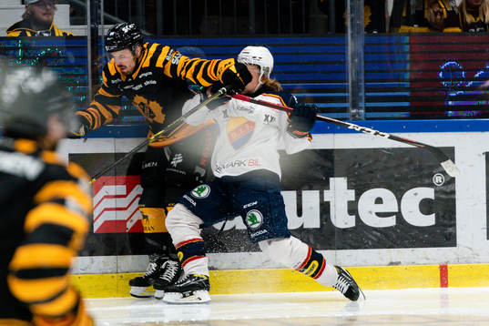 Skellefteås Jayce Hawryluk och Djurgårdens Tim Söderlund