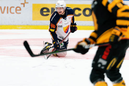 Djurgårdens Rhett Rakhshani grinar illa