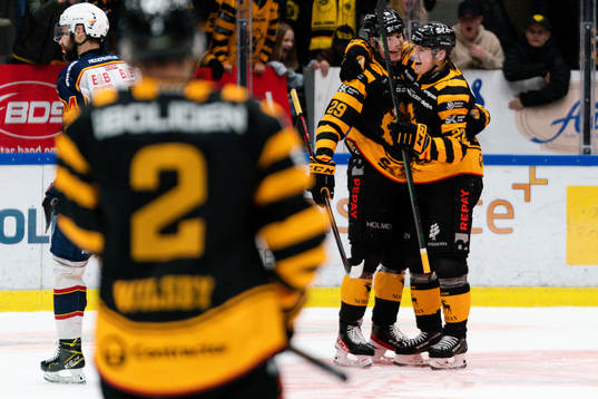 Skellefteås Albin Sundsvik och Jonathan Johnson jublar