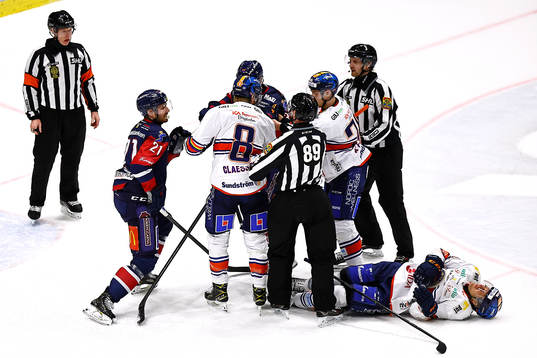 Växjös Peter Andersson skadar sig