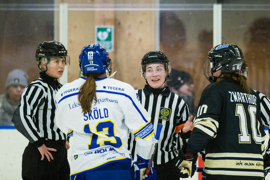 Leksands Hanna Sköld och SDEs Julie Zwarthoed i samtal med