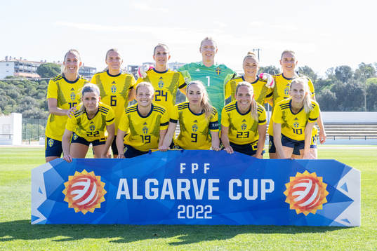 The starting eleven of Sweden pose a photo