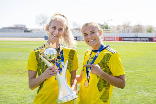  Sofia Jakobsson and Amanda Nildén of Sweden celebrate with the trophy
