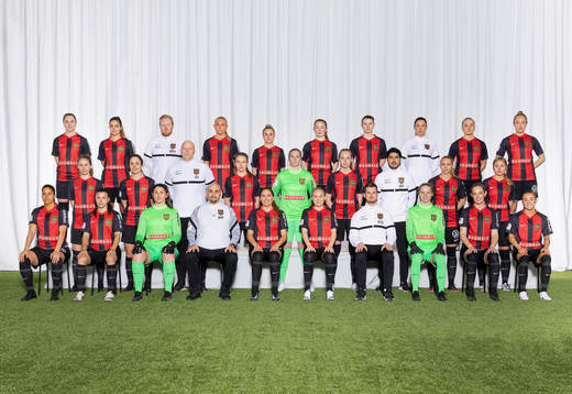  Märta Säfström, Daniella Famili, Målvaktstränare Mathias Hallbygård, Emilia Bengtsson, Jennifer Sjösten, Ella Reidy, Frida Boriero, Naprapat Oda Lindahl, Klara Andrup, Alice Ahlberg. Mittenledet från vänster: Ida Bengtsson, Shannon Woeller, Sportchef Staffan Jacobsson, Saga Swedman, Maggie Smither, Line Wessman, Assisterande tränare Antonio Fernandez, Frida Thörnqvist, Tuva Norell. Sittande från vänster: Tempest-Marie Norlin, Alexsandra Lobanova, Lovisa Koss, Huvudtränare Marcelo Fernandez, Mathilda Johansson Prakt, Wilma Wärulf, Assisterande tränare Daniel Gunnars, Nadine Allard, Lovisa Norrby, Filippa Wallén.