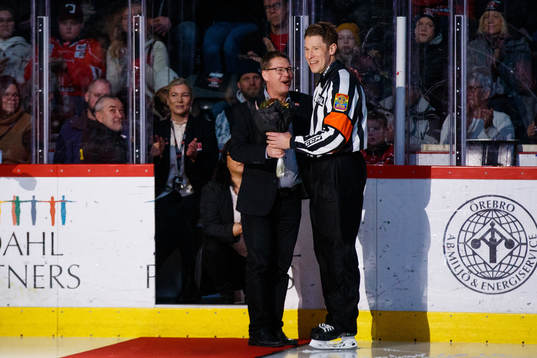 Domare Tobias Björk får blommor för att ha dömt