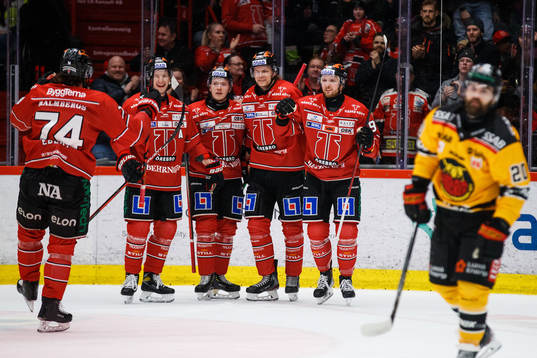 Örebros Robin Kovacs jublar med lagkamrater