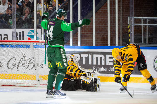 Färjestads Victor Ejdsell jublar, målvakt Gustaf Lindvall