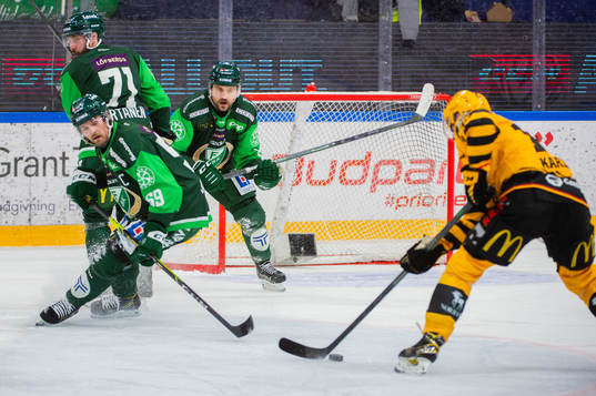 Skellefteås Melker Karlsson skjuter mot tom målbur,