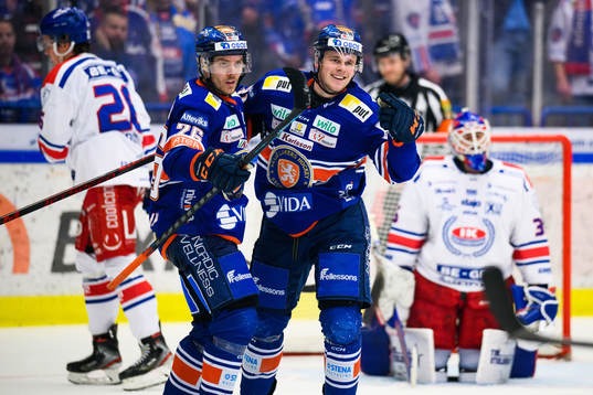 Växjös Joel Kellman och Olle Lycksell jublar