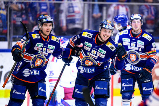 Växjös Joel Kellman och Olle Lycksell jublar