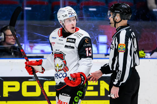Malmö Redhawks Kalle Östman diskuterar med Linjedomare