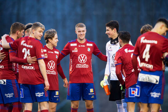 Östers Dennis Svernfors samlar laget i träningsmatchen mellan IFK Hässleholm och Östers IF i Hässleholm 24 februari 2022.
