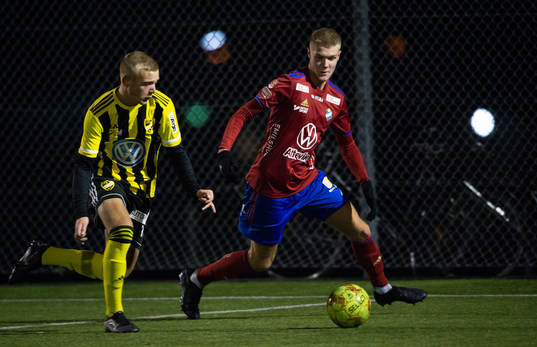 Östers Dennis Svernfors och IFK Hässleholms Olle Kjellman Olblad i träningsmatchen mellan IFK Hässleholm och Östers IF i Hässleholm 24 februari 2022.
