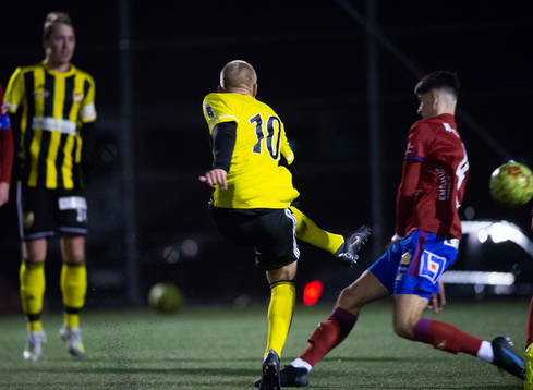 IFK Hässleholms 2-målsskytt Olle Kjellman Olblad skjuter ett