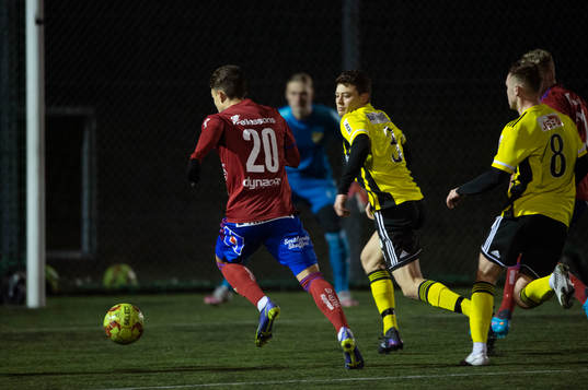 Östers Alen Zahirovic och Hässleholms Isak Orajärvi i träningsmatchen mellan IFK Hässleholm och Östers IF i Hässleholm 24 februari 2022.
