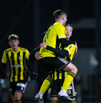 IFK Hässleholms 2-målsskytt Olle Kjellman Olblad grattas i träningsmatchen mellan IFK Hässleholm och Östers IF i Hässleholm 24 februari 2022.
