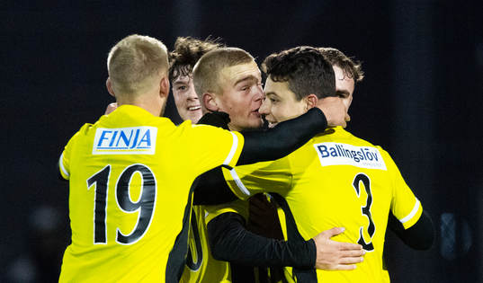 IFK Hässleholms 2-målsskytt Olle Kjellman Olblad grattas i träningsmatchen mellan IFK Hässleholm och Östers IF i Hässleholm 24 februari 2022.
