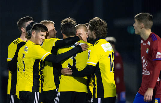  IFK Hässleholms 2-målsskytt Olle Kjellman Olblad grattas i träningsmatchen mellan IFK Hässleholm och Östers IF i Hässleholm 24 februari 2022.
